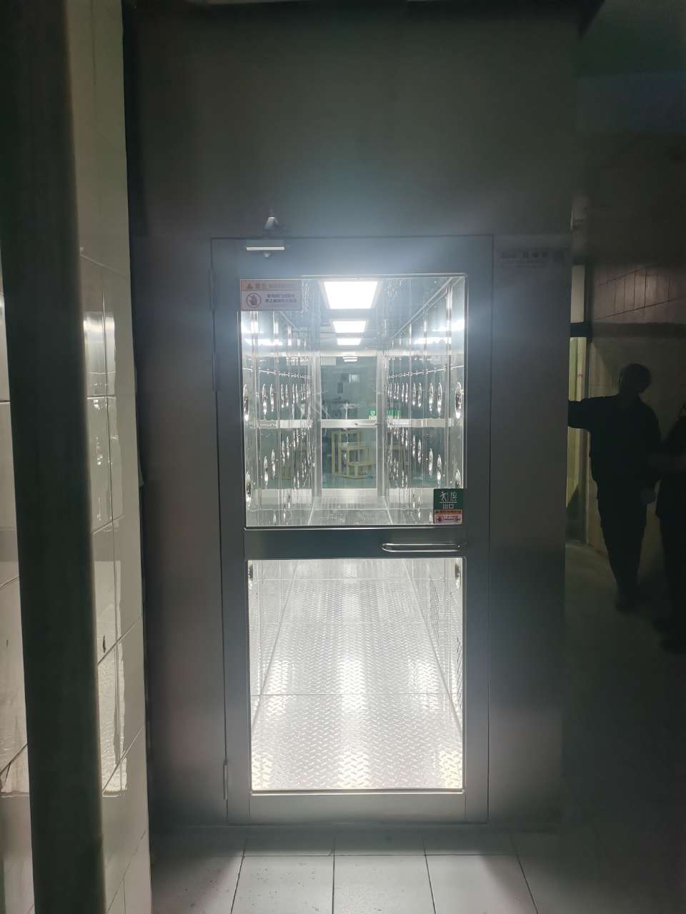 青島鮮佰客食品科技有限公司安裝風(fēng)淋室完工